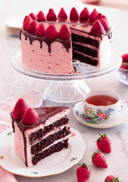 تصویر شماره طرز تهیه کیک توت فرنگی شکلاتی
