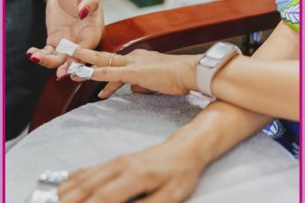 پاک کردن ناخن اکرلیک