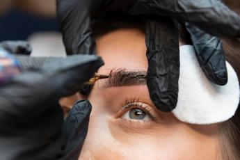 چه کسانی نباید میکروبلیدینگ انجام دهند