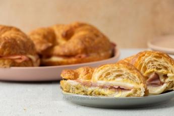 کروسان ژامبون و پنیر