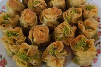 طرز تهیه باقلوای گل رز