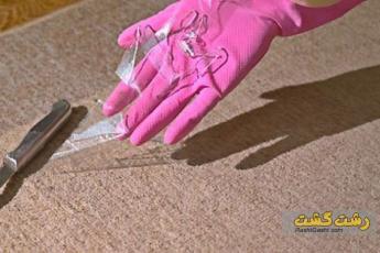 جمع کردن شیشه از فرش