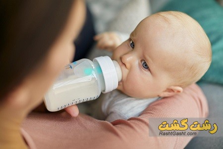 تصویر شماره آموزش نگه داشتن شیشه شیر به کودک