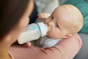آموزش نگه داشتن شیشه شیر به کودک